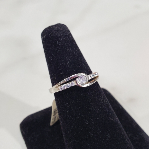 .925 Round stone w/accent stones - Picture 3 of 4